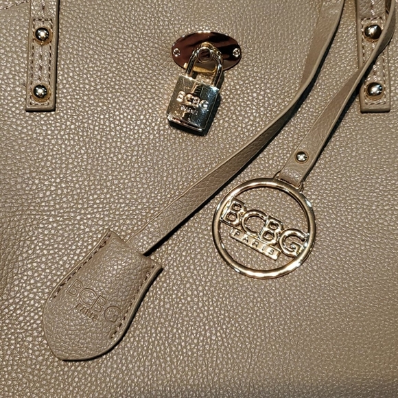 BCBG Paris X-large Beige Sand Faux Leather Tote NWOT Condition - Picture 4 of 5